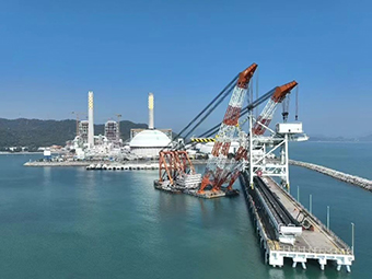 華潤(rùn)海豐卸船機(jī)順利吊裝，助力粵港澳大灣區(qū)能源供應(yīng)