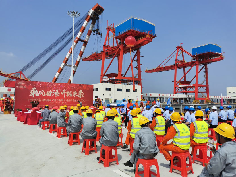 中鐵建港航局泰興港務(wù)2臺1500t/h卸船機(jī)完成大件吊裝